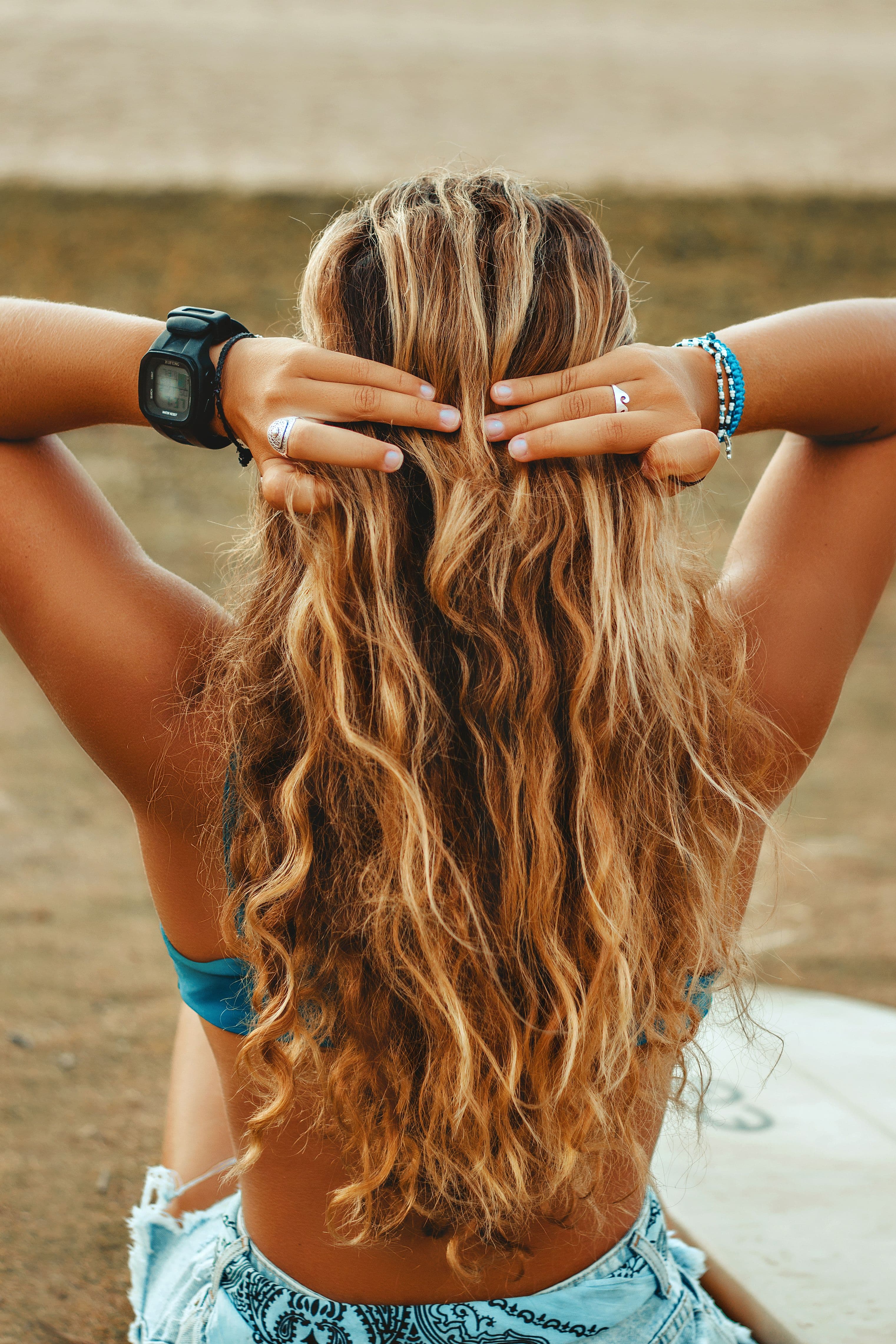 Volné plážové vlny — styling · středně dlouhé
